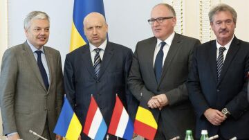El presidente interino de Ucrania, junto a varios ministros de exteriores europeos