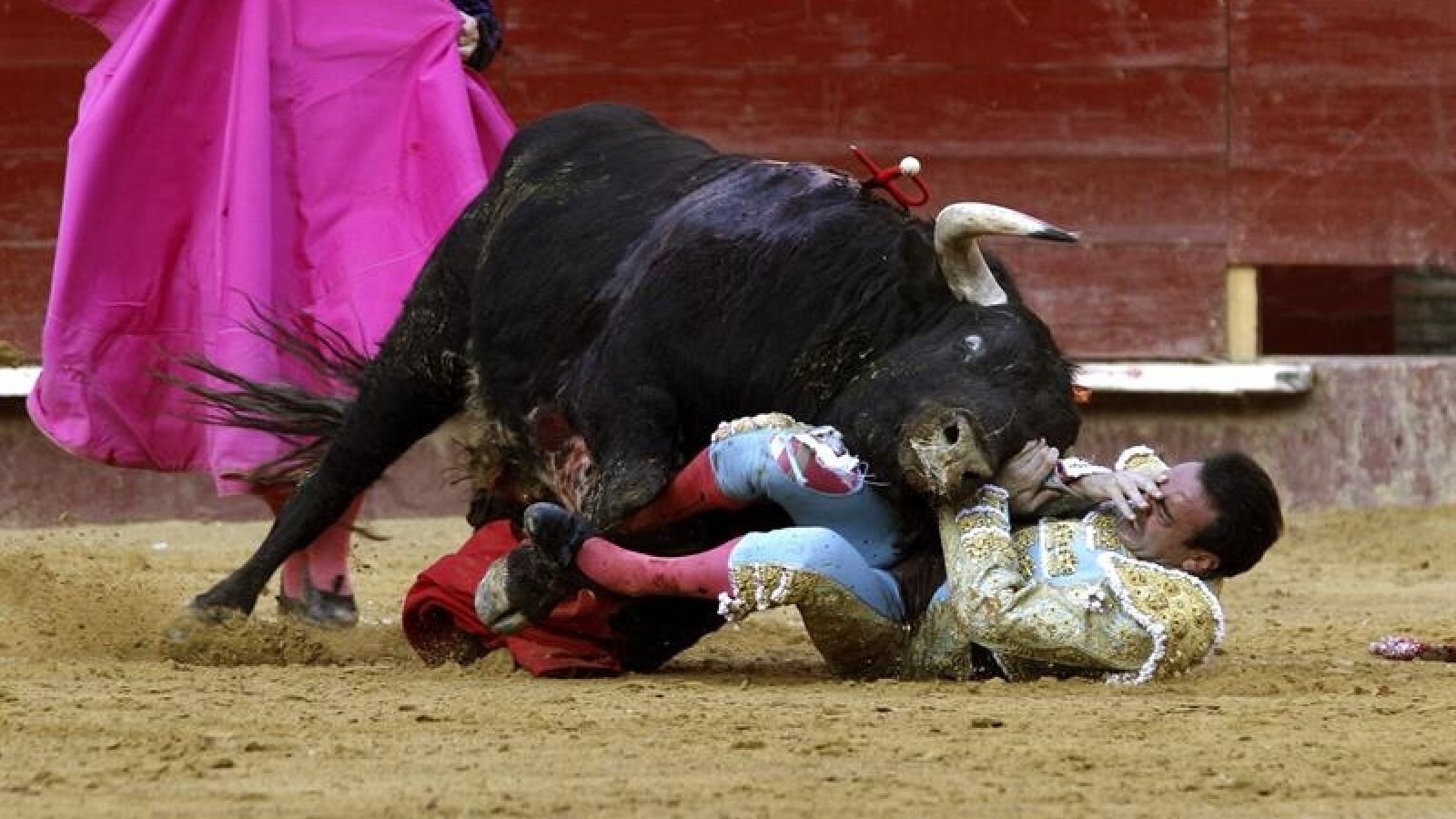 Puerta Grande para El Juli, Jesús Duque y Enrique Ponce, que resultó cogido grave