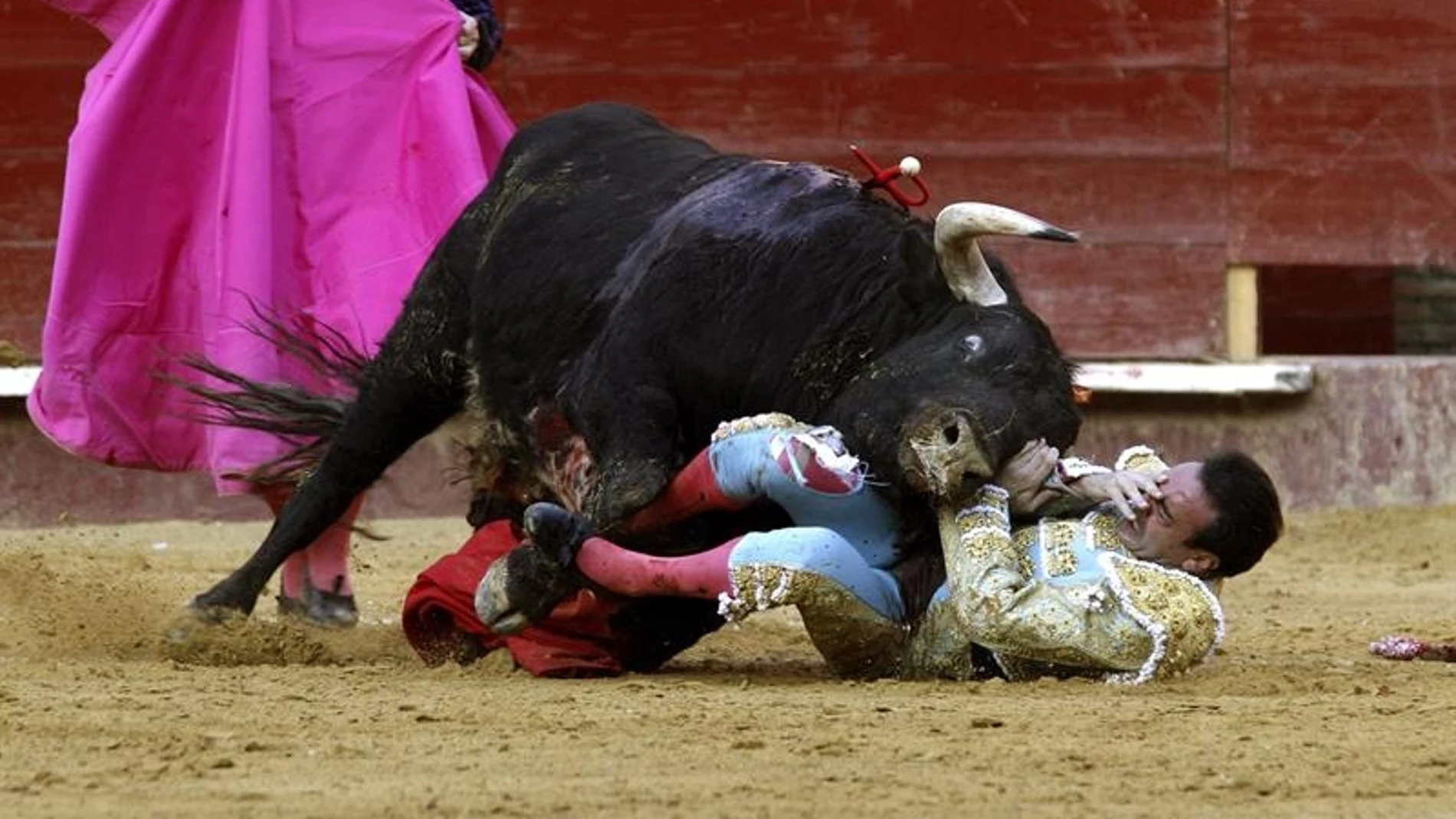 El torero Enrique Ponce sufre un percance con el primer toro de su lote