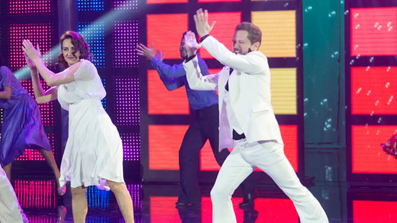 El Monaguillo y Lola Plazas bailan Staying alive