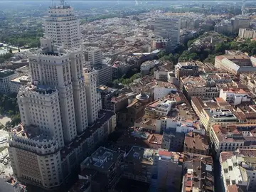 Vista de la fachada posterior del Edificio España Vista de la fachada posterior del Edificio España