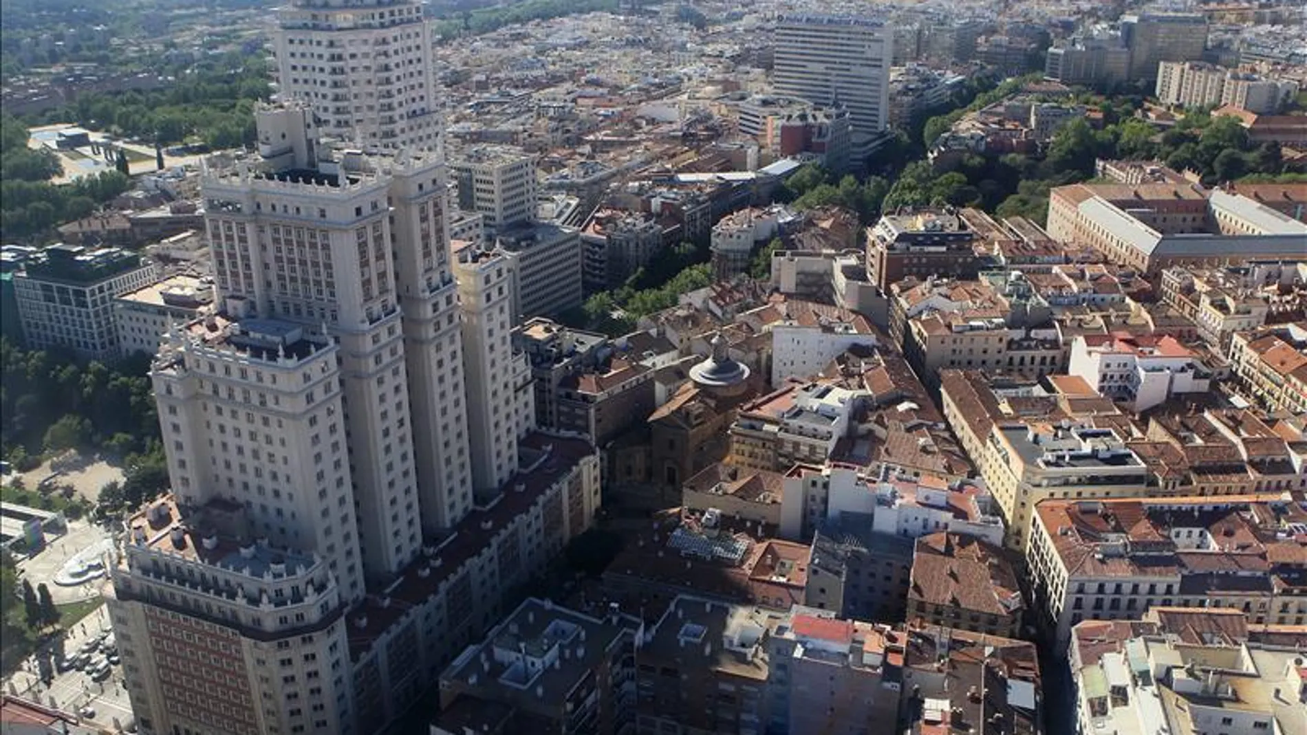 Vista de la fachada posterior del Edificio España Vista de la fachada posterior del Edificio España