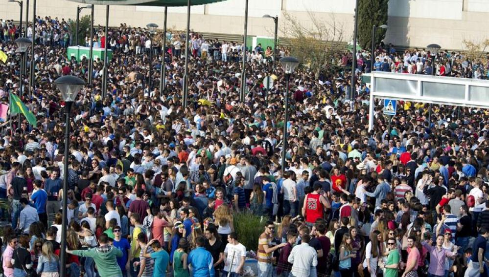 Unos 19.000 jóvenes celebran la Fiesta de la Primavera con un macrobotellón