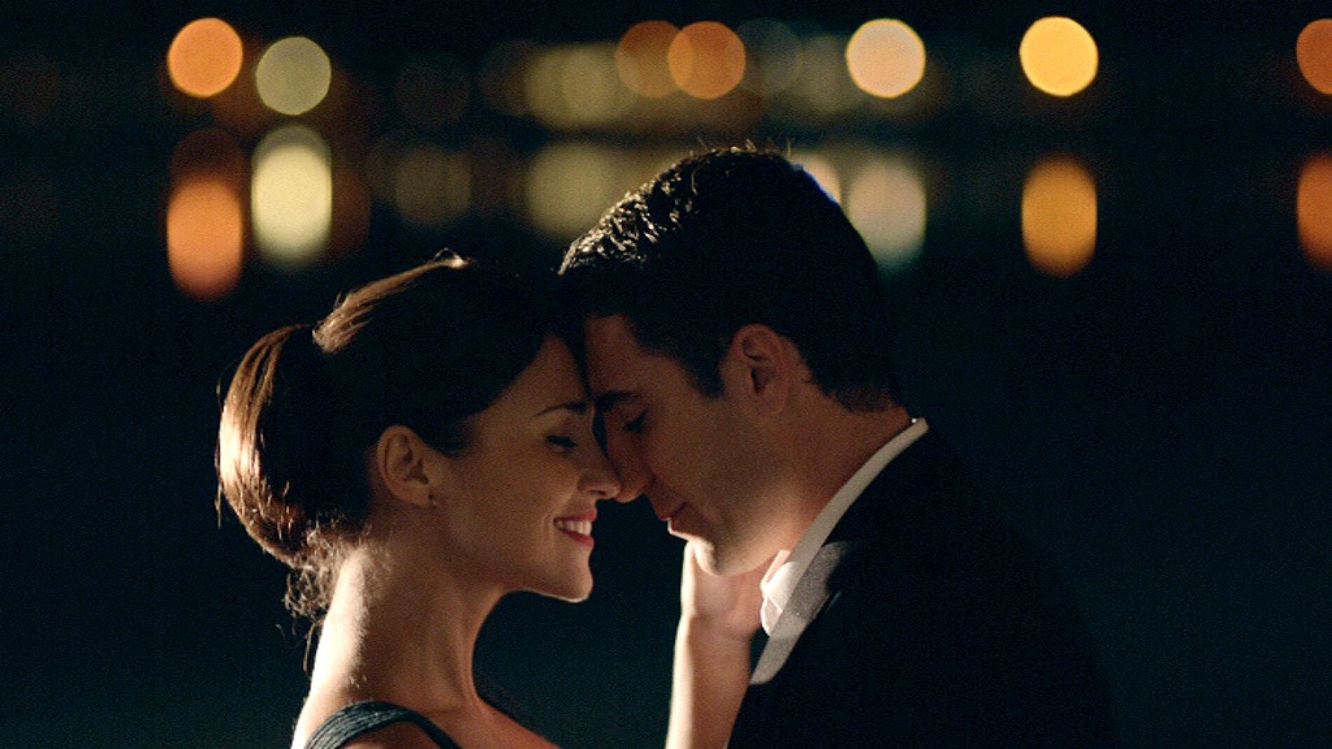 Ana y Alberto bailan bajo la luna de París