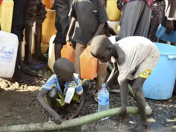 La carencia de un suministro adecuado de agua expone a los niños a enfermedades como el cólera La carencia de un suministro adecuado de agua expone a los niños a enfermedades como el cólera