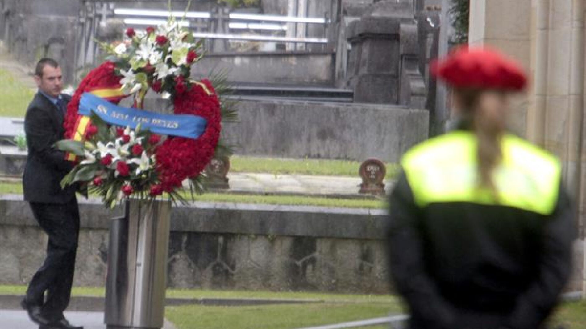 Despedida de Azkuna en el cementerio de Derio