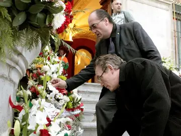 Dos personas depositan flores en la escalinata del Ayuntamiento de Bilbao Dos personas depositan flores en la escalinata del Ayuntamiento de Bilbao