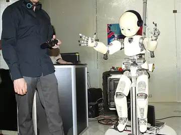 Robot con aspecto de niño de tres años Robot con aspecto de niño de tres años