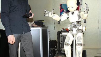 Crean un robot humanoide controlable mediante diapositivos Android