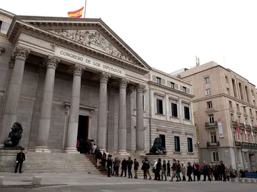 Ciudadanos hacen cola para despedir a Adolfo Suárez Ciudadanos hacen cola para despedir a Adolfo Suárez