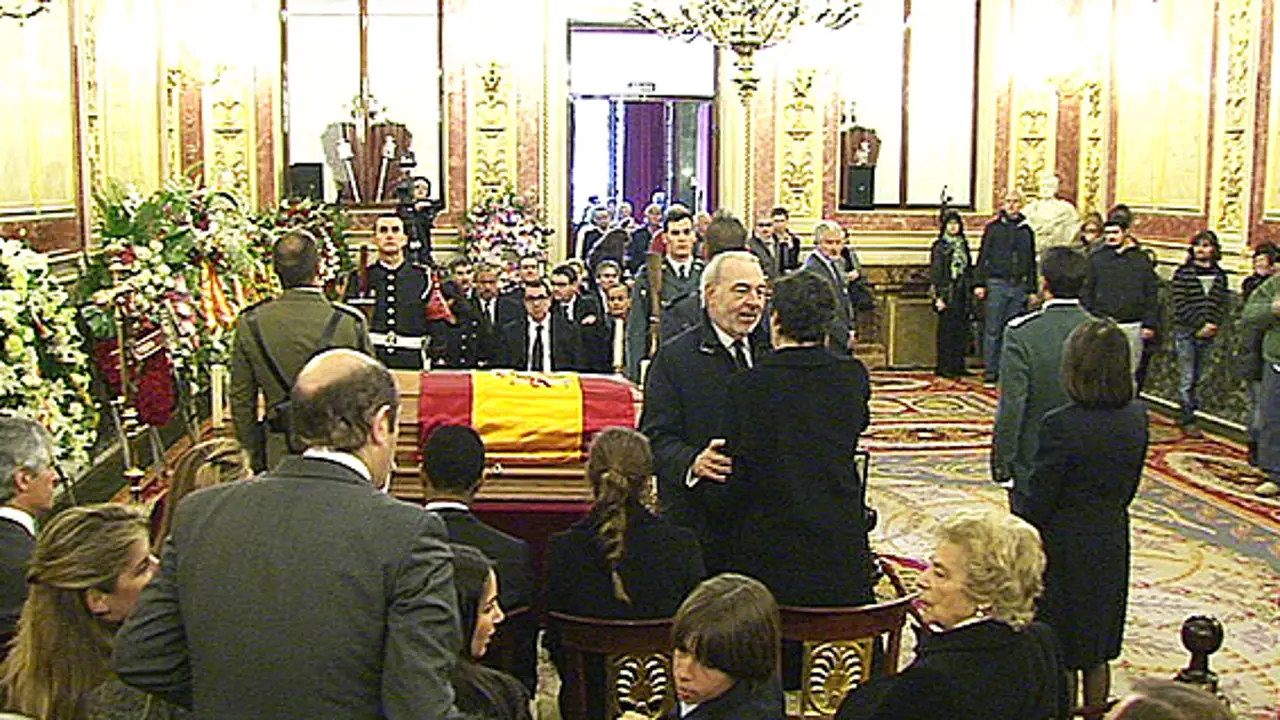 Miles de ciudadanos muestran su respeto a la familia de Suárez