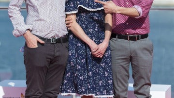 El director Carlos Marqués-Marcet y los actores Natalia Tena y David Verdaguer posan durante la presentación en Málaga