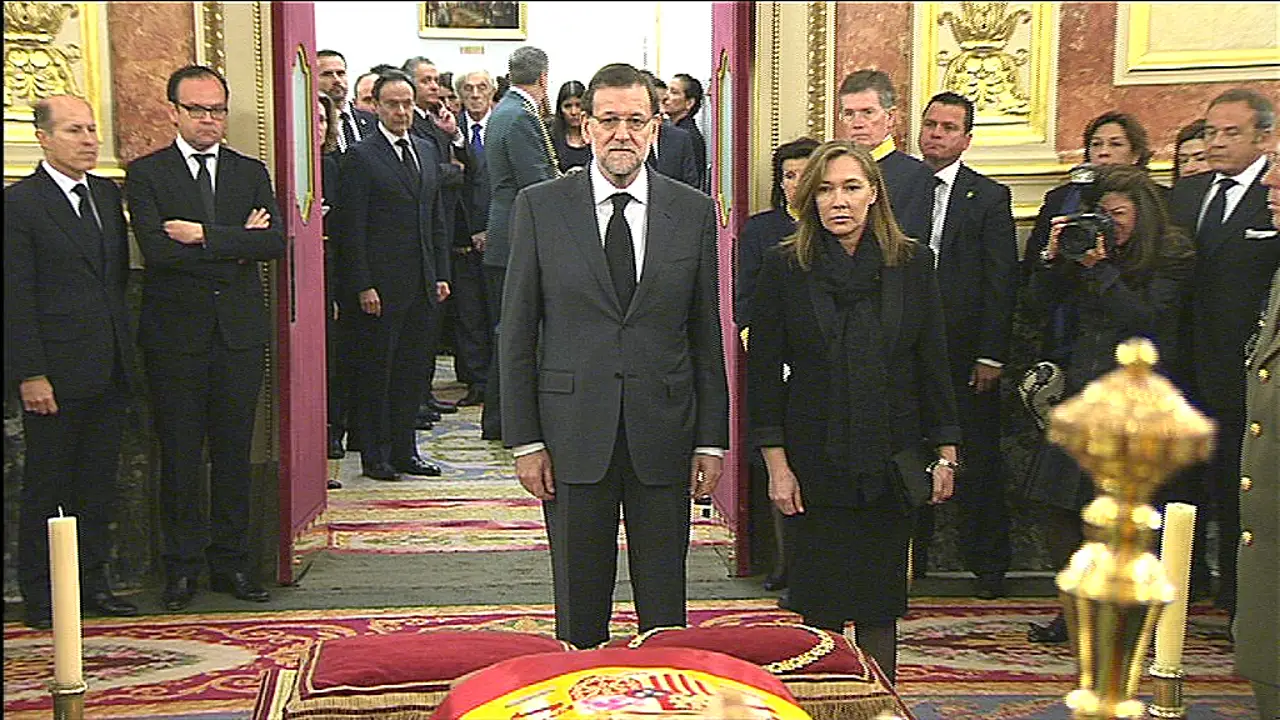 Rajoy y los Reyes, emRajoy y los Reyes, emocionados ante el féretroocionados ante el féretro