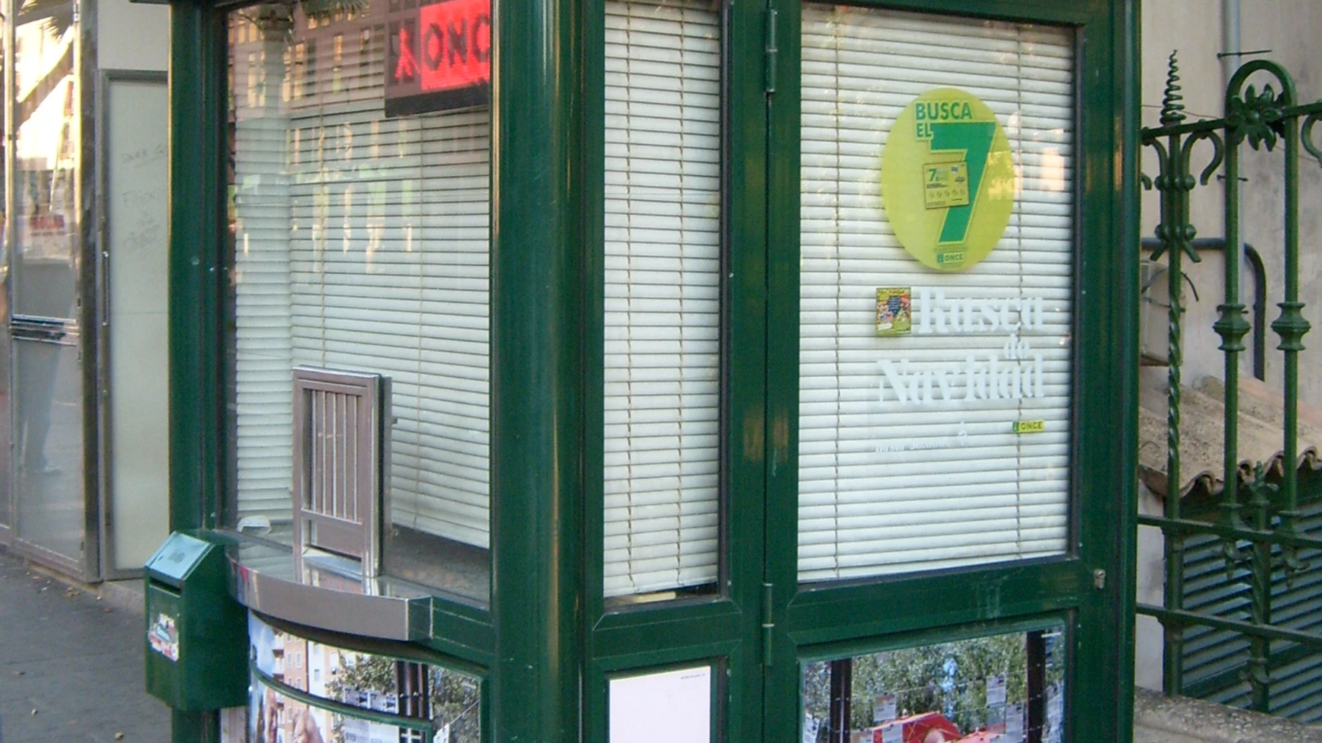 Un kiosko de la ONCE en la calle Un kiosko de la ONCE en la calle