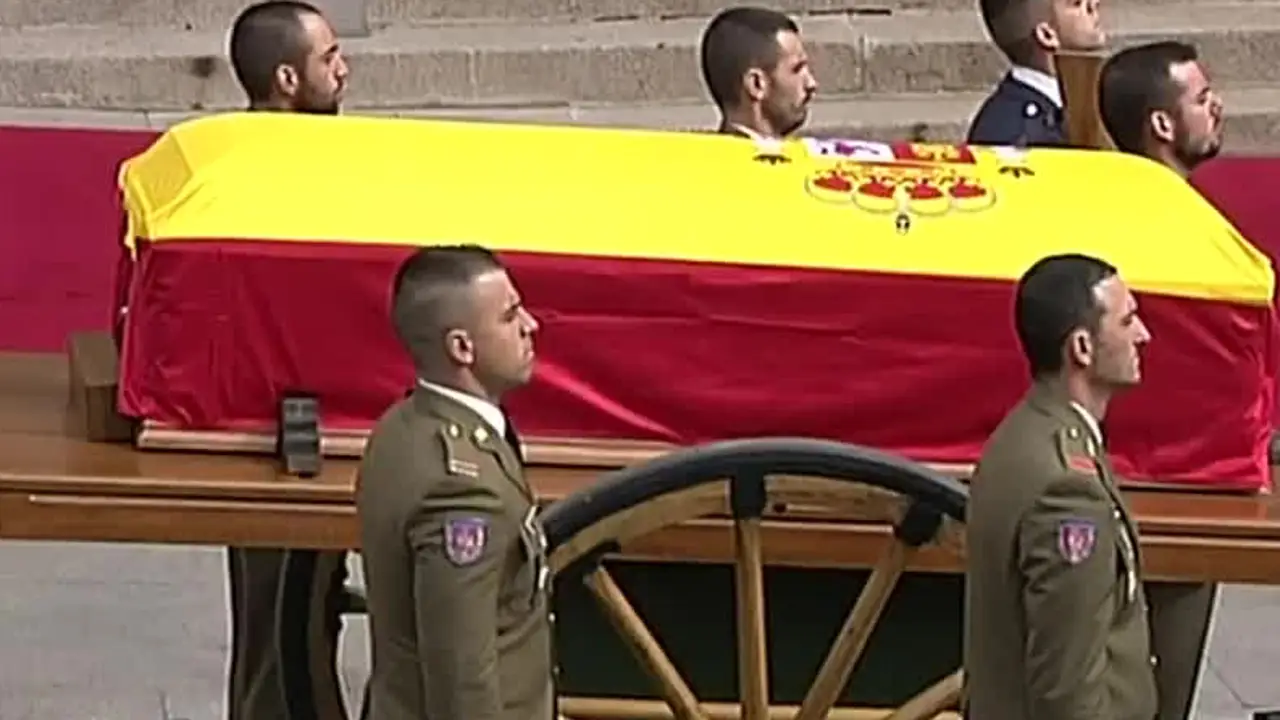 El féretro de Adolfo Suárez abandona el Congreso de los Diputados