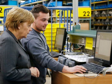 Merkel durante la visita al centro de formación para inmigrantes Merkel durante la visita al centro de formación para inmigrantes