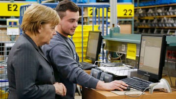 Merkel durante la visita al centro de formación para inmigrantes