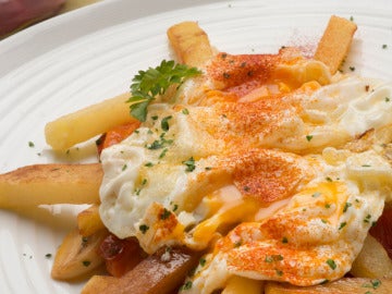 Huevos rotos con pimientos caramelizados