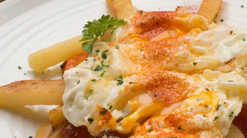 Huevos rotos con pimientos caramelizados Huevos rotos con pimientos caramelizados