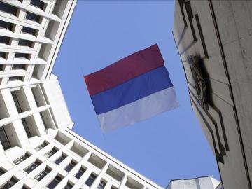 Una bandera de Rusia ondea en la sede del Parlamento de Crimea en Simferópol.