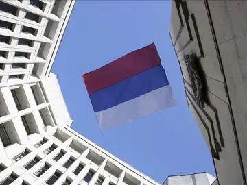Una bandera de Rusia ondea en la sede del Parlamento de Crimea en Simferópol. Una bandera de Rusia ondea en la sede del Parlamento de Crimea en Simferópol.