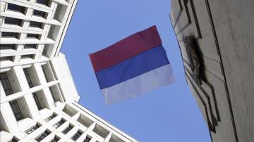 Una bandera de Rusia ondea en la sede del Parlamento de Crimea en Simferópol.