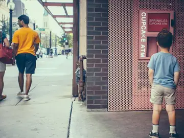 Un niño observa el 'cajero' de 'cupcakes' Un niño observa el 'cajero' de 'cupcakes'