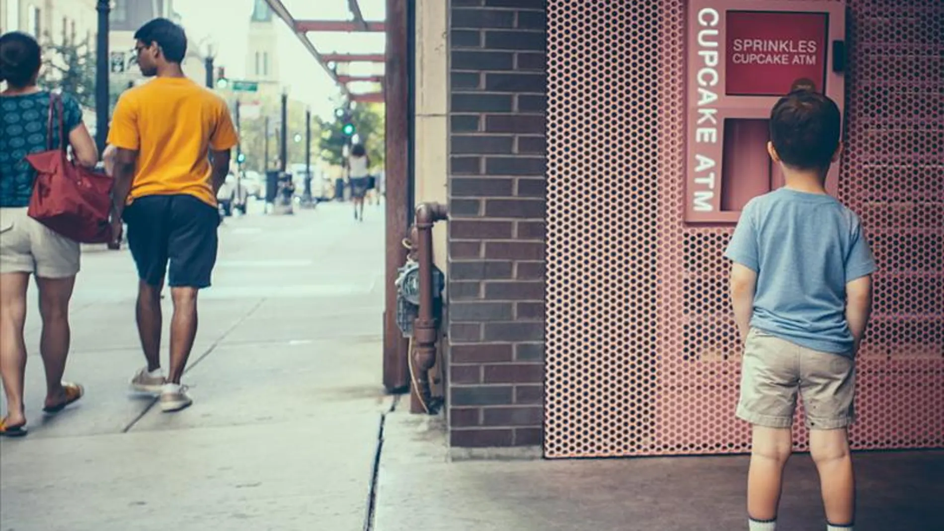 Un niño observa el 'cajero' de 'cupcakes' Un niño observa el 'cajero' de 'cupcakes'