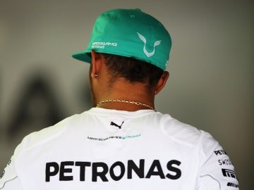 Lewis Hamilton por detrás