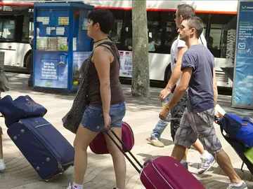 Turistas extranjeros pasean por la ciudad Turistas extranjeros pasean por la ciudad