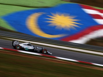 Rosberg, con la bandera de Malasia tras él