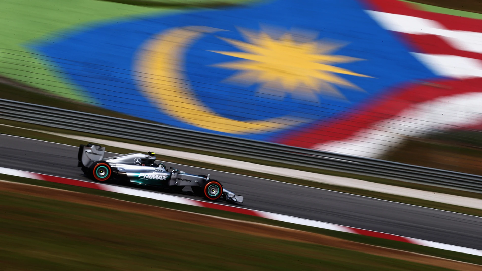 Rosberg, con la bandera de Malasia tras él