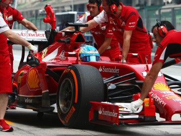 El F14T de Alonso, con sus mecánicos