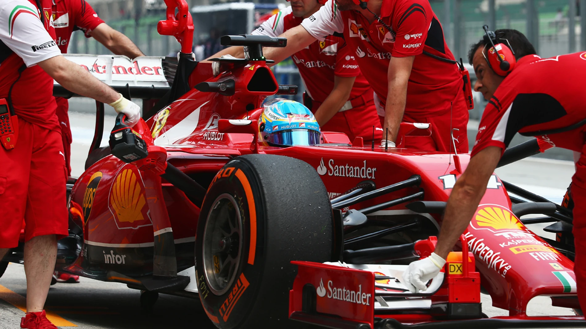 El F14T de Alonso, con sus mecánicos