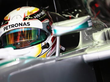 Hamilton, en un primer plano en el Mercedes