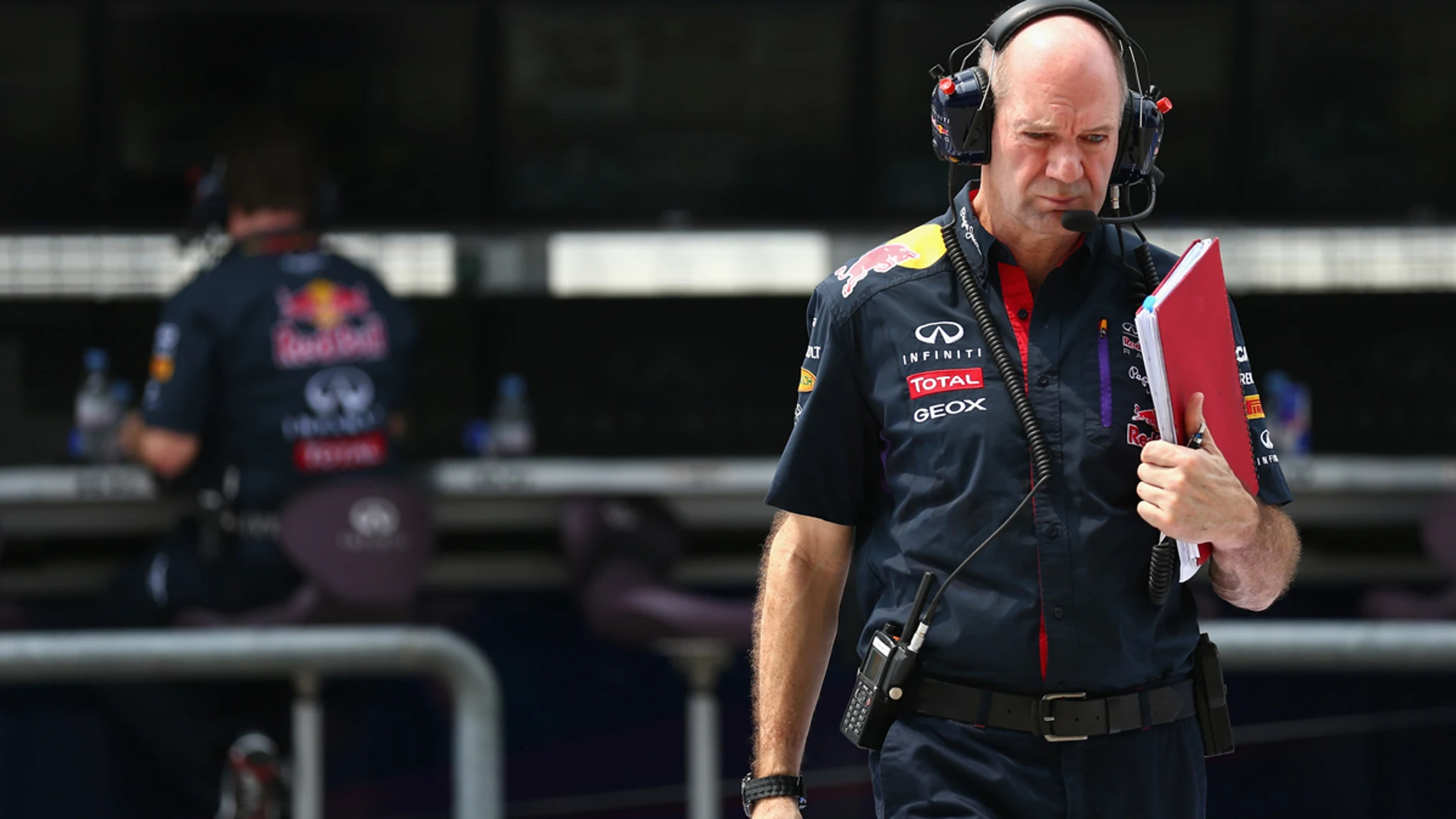 Newey, pensativo