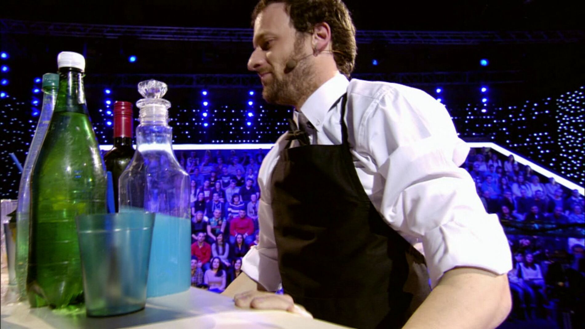 Edu Soto se convierte en un camarero saltar&iacute;n en Brincoman&iacute;a