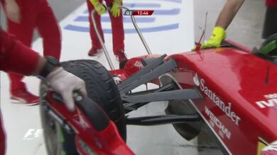 Fernando Alonso rompe la suspensión al chocar con Kvyat