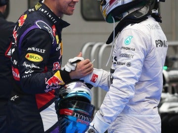 Vettel saluda a Hamilton