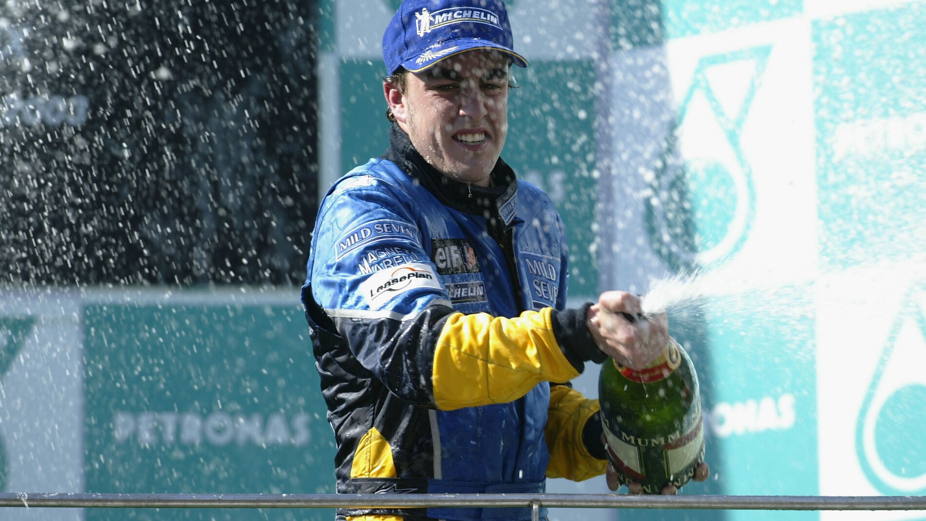 Fernando Alonso, celebrando su tercer puesto en Sepang en 2003