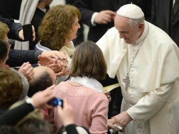 El Papa recibe a miles de ciegos y sordomudos