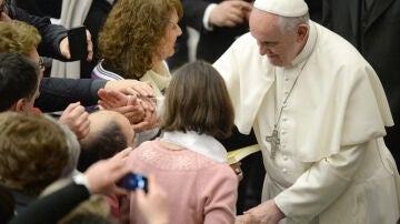 El Papa recibe a miles de ciegos y sordomudos