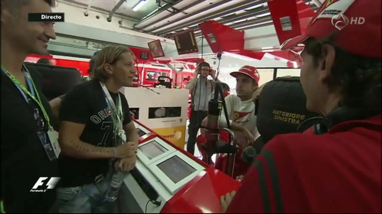 Míchel Salgado visitó a Alonso en el box de Ferrari