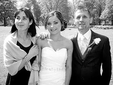 Iona con sus padres el día de su boda