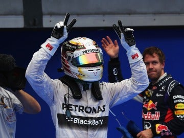 Hamilton celebra la victoria ante la mirada de Vettel
