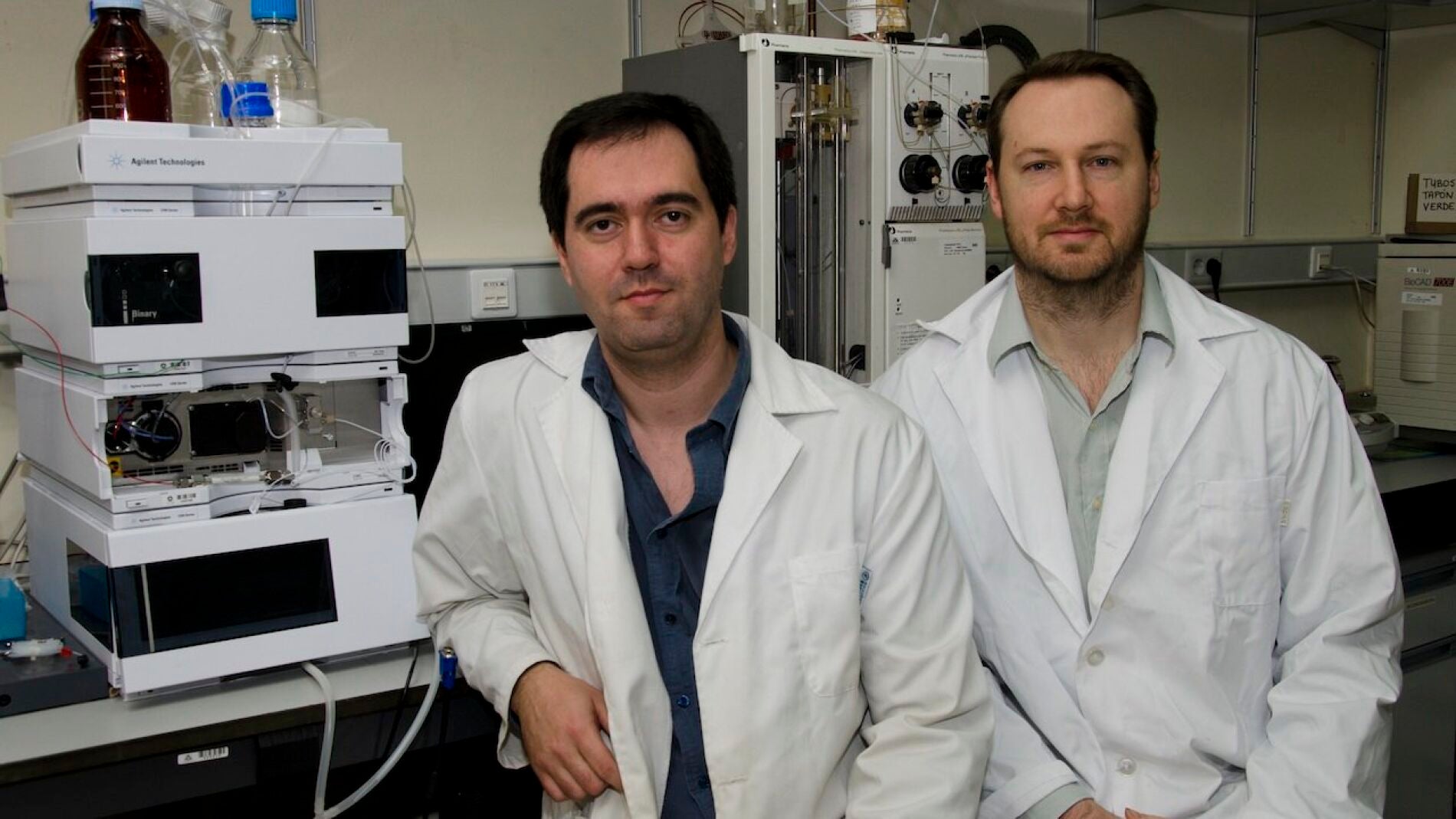 V&iacute;ctor Quesada y Andrew Ramsay, en su laboratorio