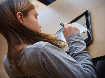 Una niña utiliza una tableta