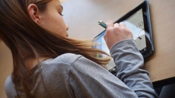 Una niña utiliza una tableta