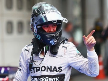 Rosberg señala al público