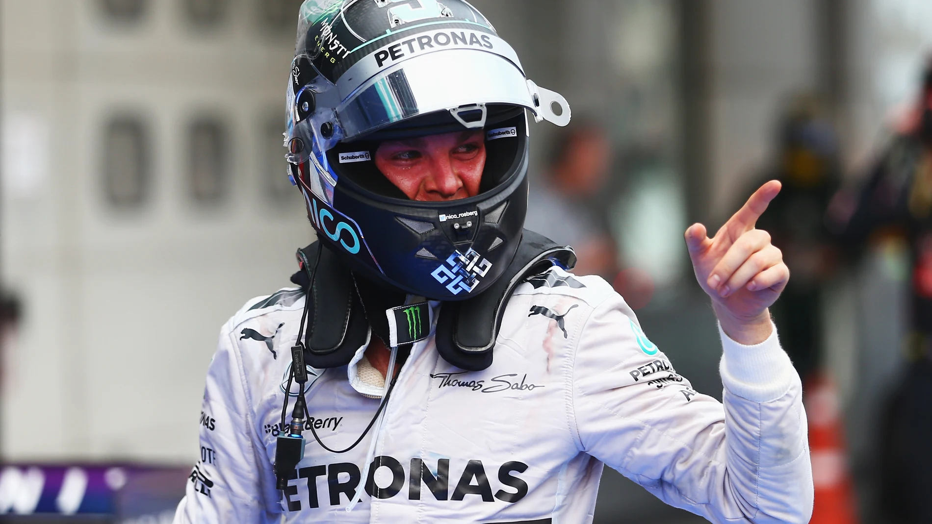 Rosberg señala al público